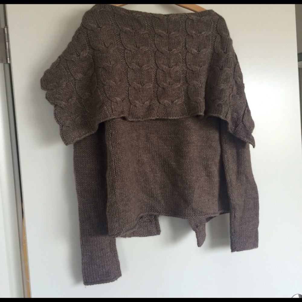 Like new! Cute sweater - Picture 2 of 4